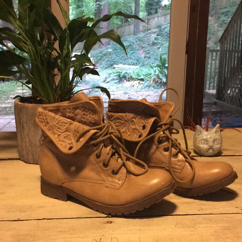 Lace lace-up ankle boots